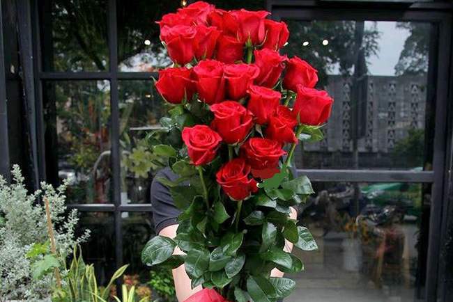 Hoa hồng lạ dài cả mét, giá nửa triệu khan hàng cận Valentine